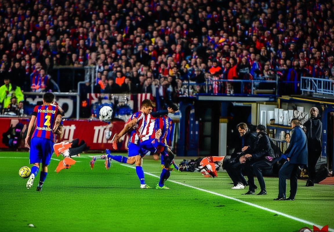 巴塞罗那VS马德里竞技：巅峰对决火花四溅全回顾(图3)